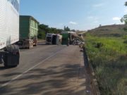 ACIDENTE COM CAMINHÃO CARREGADO COM LIXO DA ESTRE AMBIENTAL ATINGE UM VEÍCULO E DEIXA UMA PESSOA FERIDA