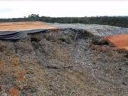 BOMBEIROS ENCONTRAM O CORPO DO OPERADOR DE MÁQUINA VÍTIMA NO DERRAME DO LIXO DO ATERRO SANITÁRIO DA ESTRE