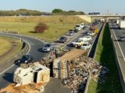 CAMINHAO CARRETA COM 22 TONELADAS DE LIXO CAPOTA NA RODOVIA ANHANGUERA EM CAMPINAS