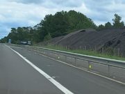 MONTES DE ASFALTO DE FRESAGEM MUDAM A PAISAGEM NA FREEWAY QUE LIGA A CAPITAL GAÚCHA AO LITORAL NORTE E A SANTA CATARINA